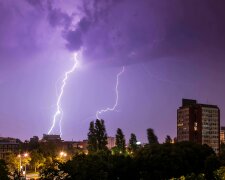 Ulewa przyszła nagle i sparaliżowała ulice. Pilna akcja strażaków