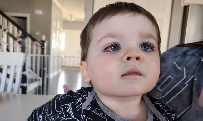 Rodzice małego chłopca ostrzegają innych. Niepozorna zabawa mogła skończyć się utratą wzroku. Rodzice powinni uważać