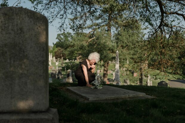 Z życia wzięte. Pojechałam umyć nagrobek męża i zobaczyłam przy nim obcą kobietę. To, co położyła na płycie, odebrało mi mowę