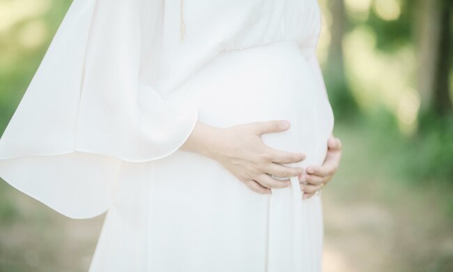 Z życia wzięte. "Mama wyjechała na zarobki do Wielkiej Brytanii": Miała wrócić z pieniędzmi na mieszkanie, a wróciła w ciąży