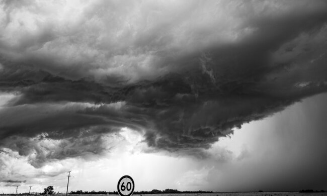 Tornado wyrwało okno w wieżowcu. Mężczyzna wypadł z mieszkania na 12. piętrze. Przerażające nagranie