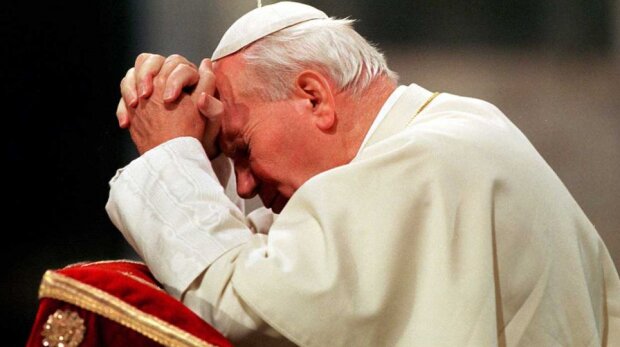Relikwie Jana Pawła II pojawiły się w wielu parafiach. Kościoły walczą o nie, jak o "gadżety", które przyciągną wiernych