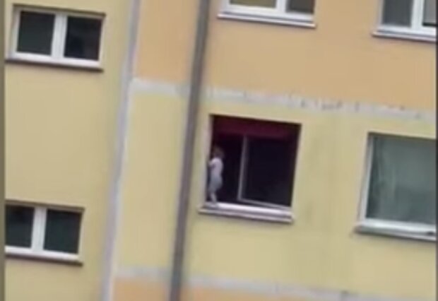 Dwulatek na parapecie okna/YouTube @ Telewizja Asta