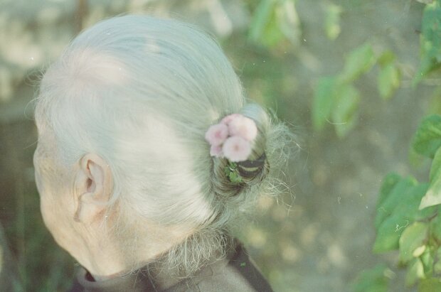 Z życia wzięte. Teściowa przywiozła do nas babcię i oznajmiła: "macie się nią zająć". Od tamtej pory nic nie jest takie samo