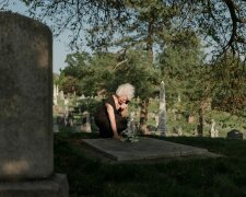 Z życia wzięte. Pojechałam umyć nagrobek męża i zobaczyłam przy nim obcą kobietę. To, co położyła na płycie, odebrało mi mowę