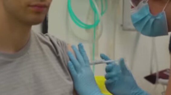 Szczepienie na COVID-19. Źródło: Youtube