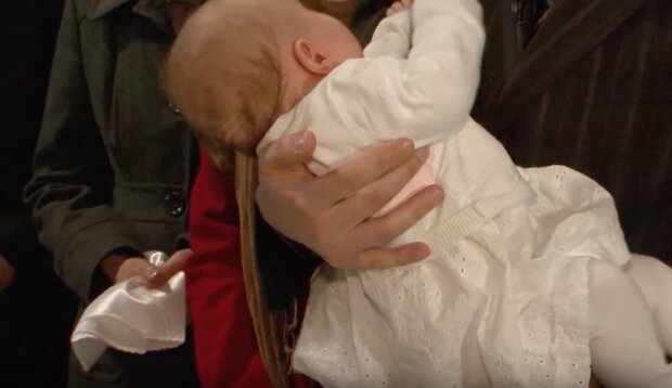 Przerwała kwarantannę, by udać się na chrzest wnuka. Źródło: YouTube