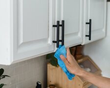 Sprzątanie szafek kuchennych/ Pexels