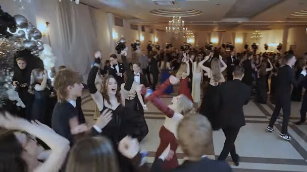 Kilka sekund wystarczyło. Niespodziewany gość zmienił studniówkę w wyjątkowy wieczór