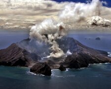 Niespodziewana erupcja wulkanu, w kraterze byli w tym czasie turyści. Czy Europa też jest zagrożona [WIDEO]