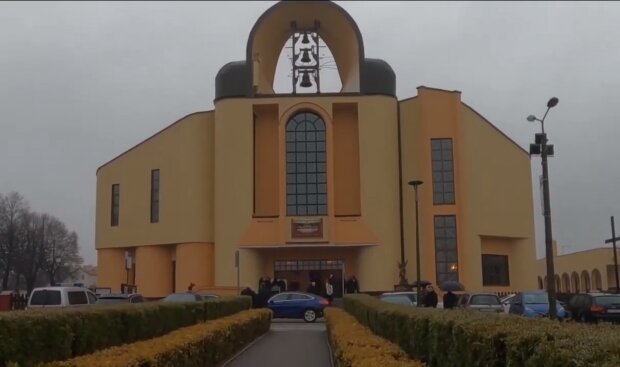 Kościół w czasie ostatniego pożegnania Kamila Durczoka/YouTube @Uwaga Janusz