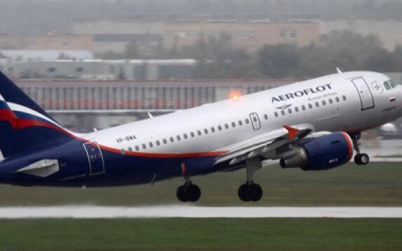 Rodzina usunięta z samolotu „z powodu nieprzyjemnego zapachu ciała”