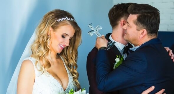 Daniel Martyniuk z żoną i tatą. Źródło: Youtube