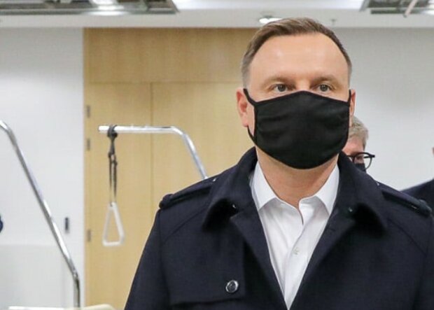 Andrzej Duda udał się na miejsca ostatniego spoczynku swoich bliskich. Kogo pod osłoną nocy odwiedził Prezydent