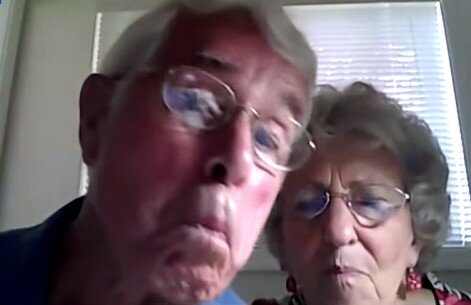 Pierwszy raz w życiu skorzystali z komputera i przy okazji niechcący nagrali swoją reakcję. Filmik jest hitem sieci