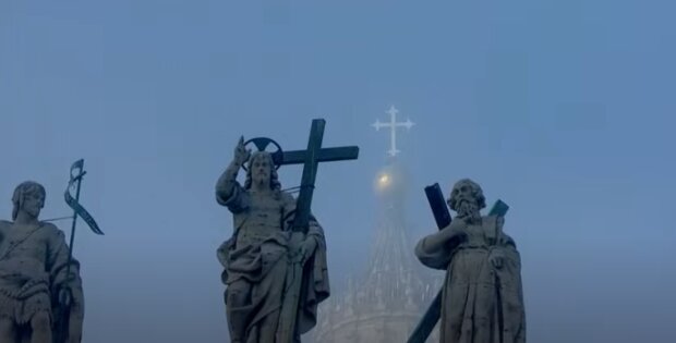 Krzyż na Bazylice św. Piotra/YouTube @Wirtualna Polska