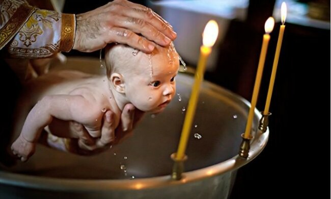 Dziecko zostało ochrzczone, a dorośli wzdrygnęli się na jego płacz. Kiedy matka podeszła do księdza, jego odpowiedź sprawiła, że ​​zaczęła płakać