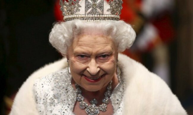 Królowa Elżbieta zamienia swój wiejski dom w kino samochodowe. Niecodzienny widok w rodzinie królewskiej