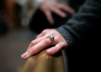 Z życia wzięte. "Zostawiłam go przez pierścionek ze śmietnika": Teraz żałuję, bo zbudował fortunę