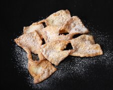 Faworki bez bicia ciasta wałkiem. Ten jeden składnik zmienia wszystko