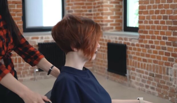 fryzury dla kobiet po 50 roku życia, screen YT