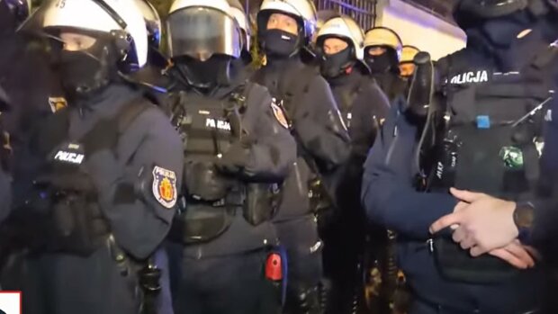 Kolejne starcia przed Trybunałem Konstytucyjnym. Protestujący zablokowali policjantów. Napięte sceny w Warszawie