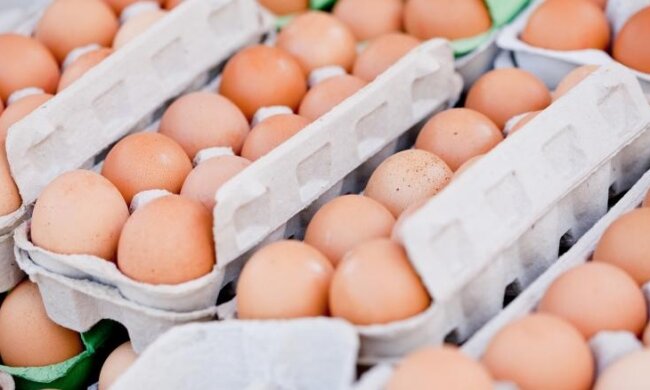 Kobieta przeprowadziła test na jajkach z marketu. Źródło: polki.pl