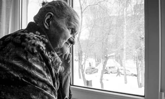Z życia wzięte. Biedna staruszka płakała przy oknie. Synowa zostawiła ją w domu opieki. „Kiedy to wszystko się skończy” - pomyślała babcia