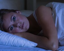 Jaka może być przyczyna częstego budzenia się między trzecią a piątą nad ranem