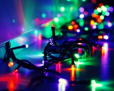 Świąteczne dekoracje pod lupą. Za taki błąd na balkonie możesz zapłacić nawet mandat