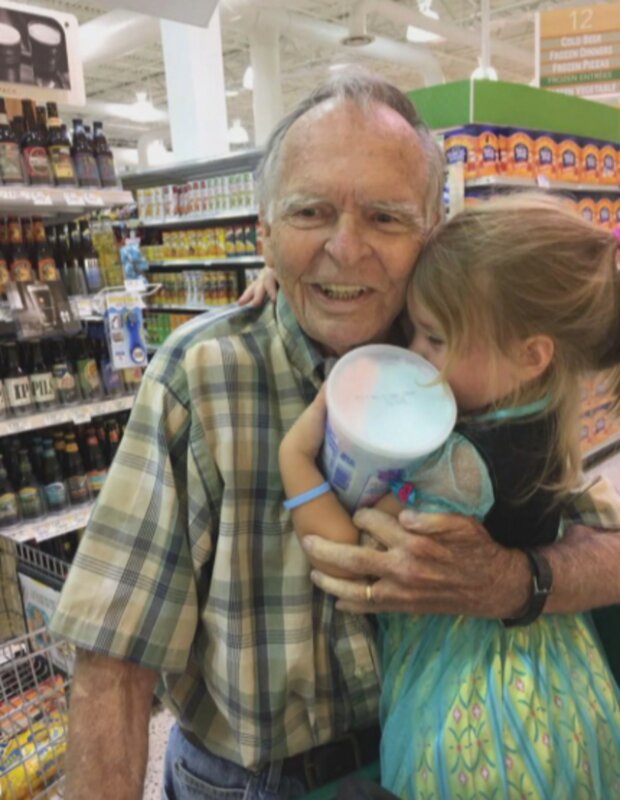 Początek wielkiej przyjaźni starca i dziewczynki w supermarkecie, źródło: CBS News