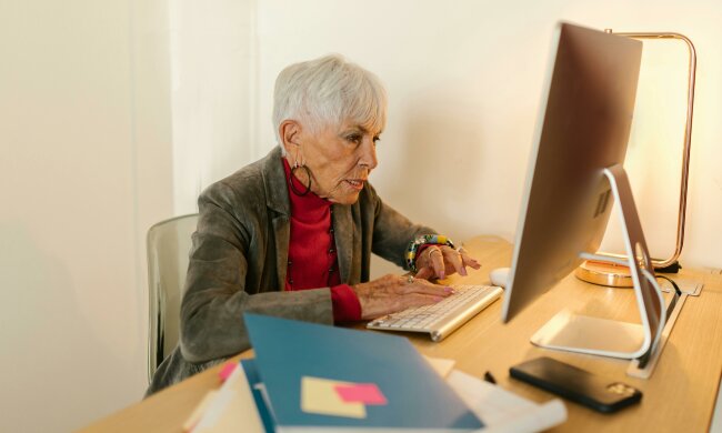 "Nie znoszę wizyt mojej teściowej, bo zawsze urządza nam w domu inspekcję": Nawet dzieci, gdy słyszą "babcia idzie", od razu zaczynają udawać chore
