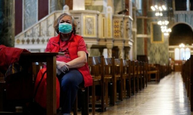 Sanepid pilnie poszukuje parafian, którym ksiądz z pozytywnym wynikiem testu na SARS-CoV-2 rozdawał komunię świętą