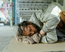 Z życia wzięte. "Pomogłam bezdomnemu, który grzebał w naszym śmietniku": Dopiero potem odkryłam, że przychodził pod nasz dom nie bez powodu