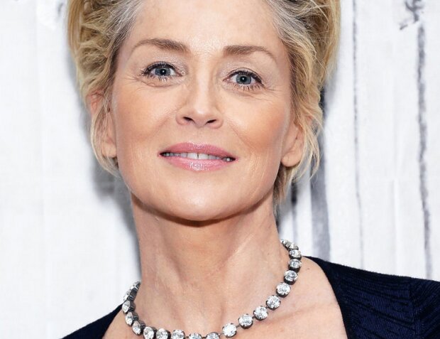 Niegdyś była prawdziwą pięknością, dziś jej wygląd niepokoi fanów. Sharon Stone pokazała się bez makijażu [ZDJĘCIA]