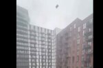 Ławka przeleciała nad siedmiopiętrowym blokiem. Trudno uwierzyć, że nagranie jest prawdziwe