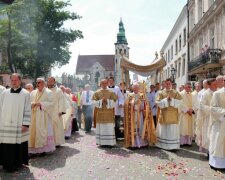 Kraków: dzisiejsza uroczystość wygląda inaczej z powodu koronawirusa. Jak to było w poprzednich latach?