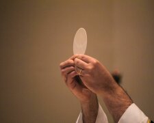 Sezon komunijny 2026 znów wywołuje pytania o pieniądze. Ile wypada włożyć do koperty