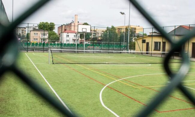 Nauczyciel wyrzucił ją z lekcji. Nie pomogły tłumaczenia dziecka. O co chodzi