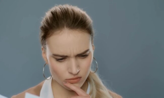 Kobieta/YouTube @Ploteczki