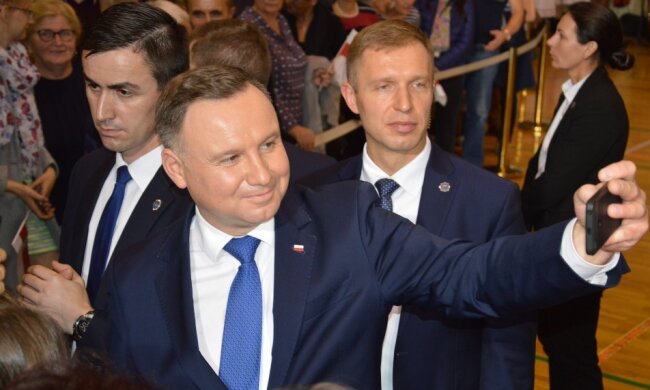 Andrzej Duda niczym Hugh Grant w kultowej komedii romantycznej. Prezydent pochwalił się nietypowym zdjęciem