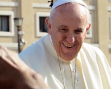 Ile zarabia papież Franciszek? Odpowiedź potrafi zaskoczyć. źródło: youtube