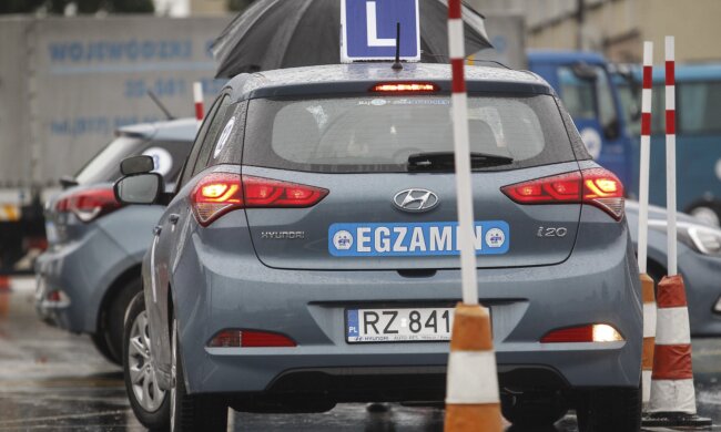 Egzamin na prawo jazdy, screen: motofakty.pl