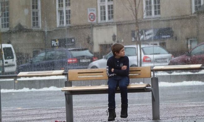 Dwulatek sam na przystanku, matka pojechała dalej. Jak było naprawdę