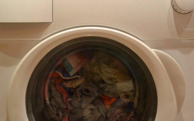 Wiele osób popełnia te błędy w czasie prania. Unikanie ich pozwoli cieszyć się miękkością i intensywnością koloru naszych ubrań dłużej