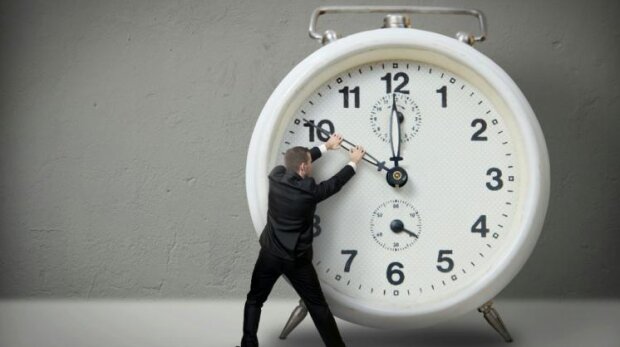 Zbliża się zmiana czasu! Czy ostatni raz będziemy przestawiać zegarki?
