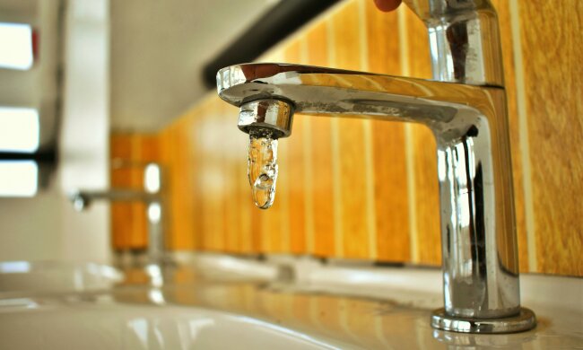 Zapchany odpływ bez chemii. Te domowe sposoby naprawdę działają