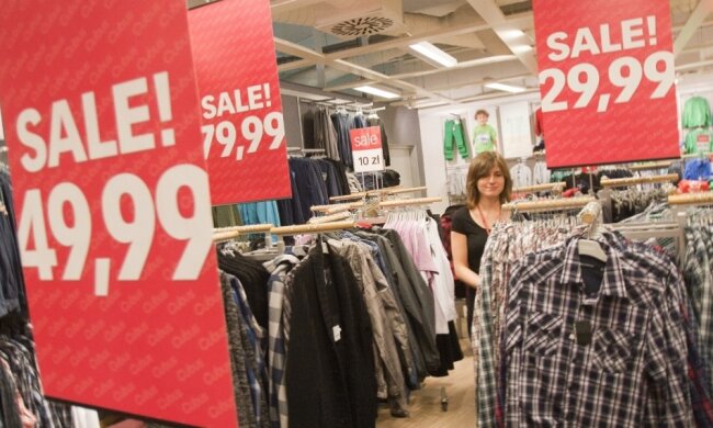 Ubrania za grosze - jedyne dwadzieścia pięć złotych za pięć ciuchów! Sieciówka proponuje świetne ceny na pożegnanie