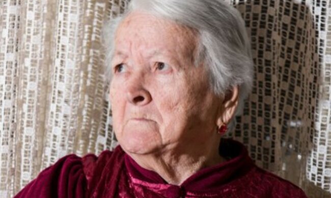 Czuję od swojej starej matki zapach odchodzenia, a mimo to nie potrafię jej powiedzieć "kocham cię". Nie mam do niej żadnych uczuć