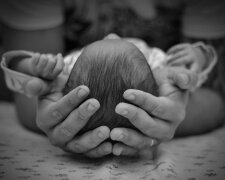 Z życia wzięte. "Moja teściowa twierdzi, że urodziłam dziecko z innym mężczyzną": Mówi, że córka nie jest do nikogo podobna